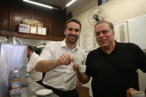 15 10 2021 - Reunião do PSDB para receber o governador do Rio GRande do Sul, Eduardo Leite, em BH, tomando café