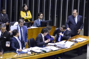 2020 - No Plenário na mesa diretora