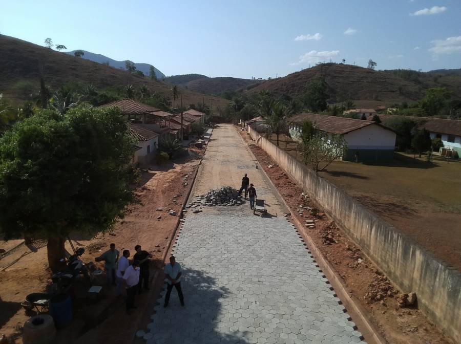 Obras de calçamento no distrito de Barra da Figueira