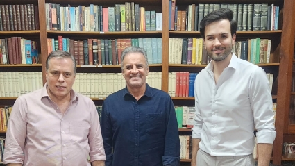 Paulo Abi-Ackel se re&uacute;ne com A&eacute;cio Neves e o presidente da ALMG, Tadeuzinho