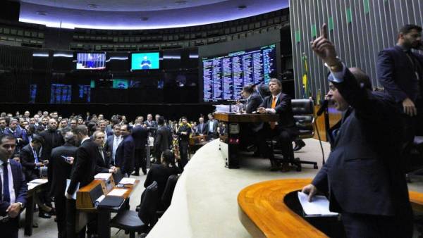 Deputado Paulo Abi-Ackel em seu discurso na tribuna do Plenário da Câmara 