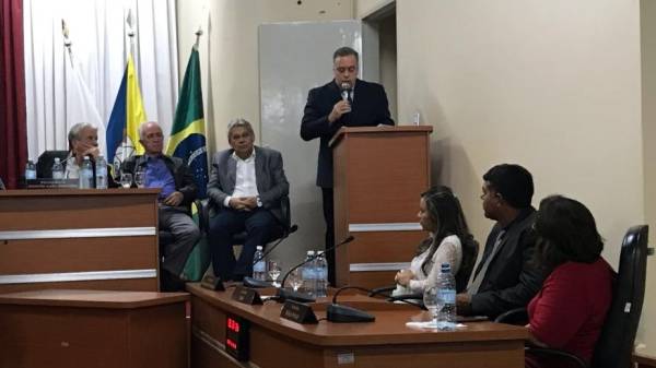 Deputado Paulo Abi-Ackel em seu discurso durante homenagem 