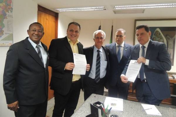 Deputado Paulo Abi-Ackel recebe título de Grande-Oficial por serviços relevantes prestados para o estado de Goiás