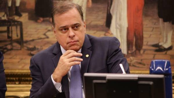 Deputado Paulo Abi-Ackel durante votação em Brasília 