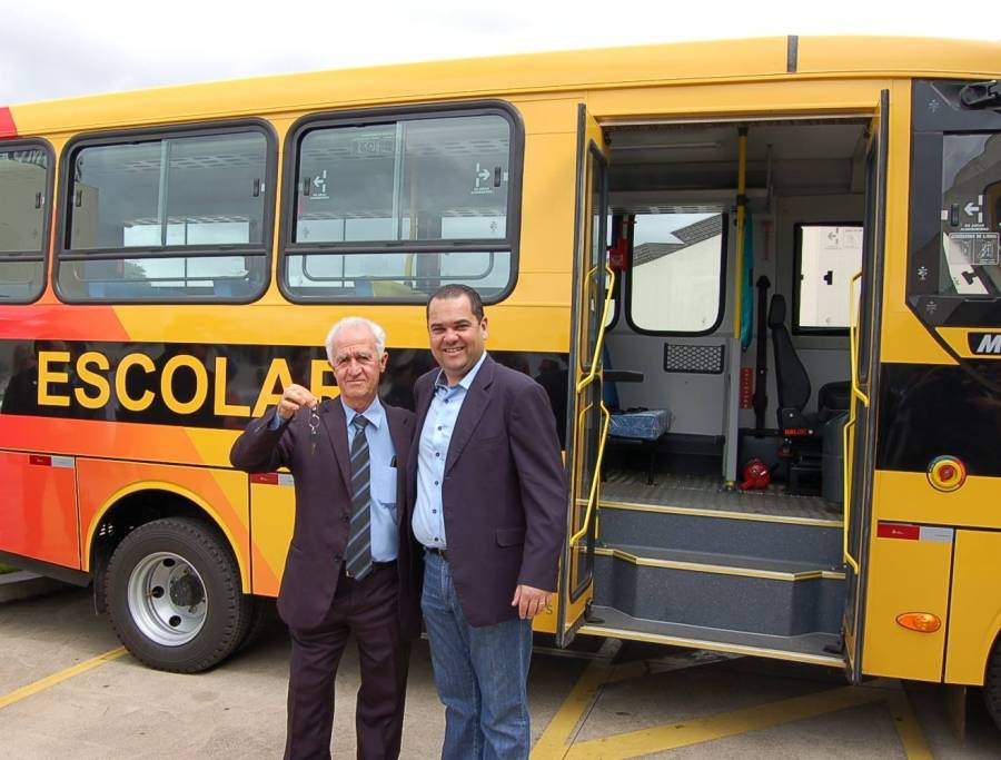 30 06 2016 -O deputado Paulo Abi-Ackel destinou um ônibus escolar proveniente de Emenda da Bancada Federal, para o município, através da Secretaria de Educação.