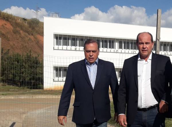 Paulo Abi-Ackel ao lado do prefeito de Governador Valadares, André Merlo, em visita ao hospital regional 