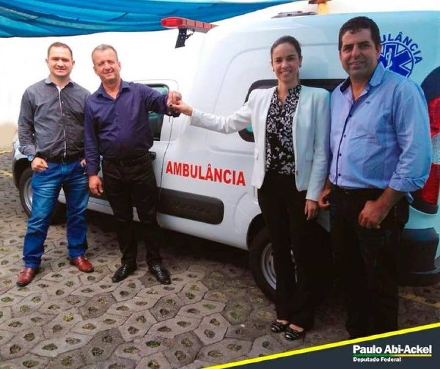 Ambulância recebida pelo prefeito Carlinhos